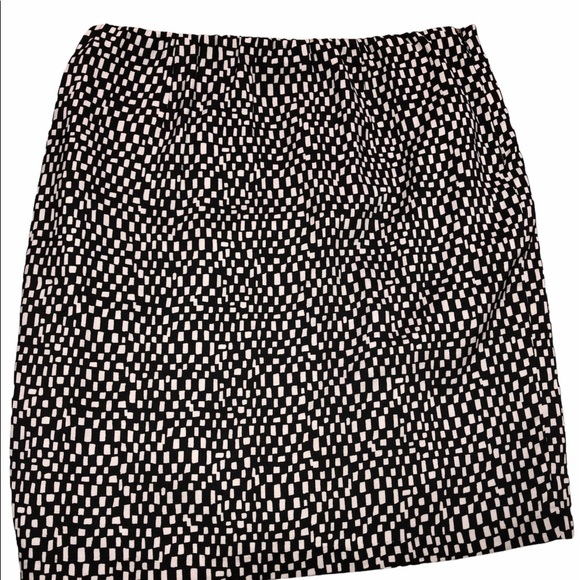 Vince Camuto size 4 black geometric print skirt - Picture 3 of 7